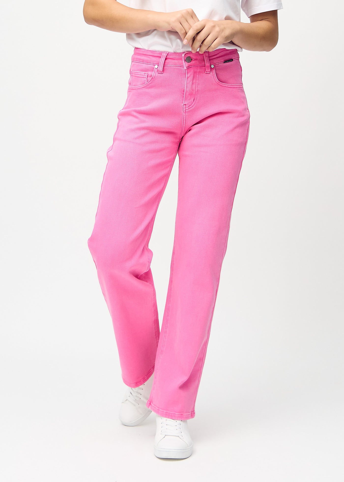 Lyserøde loose jeans, modelnavn Flamingos, som er løstsiddende med masser af vidde i benene, set forfra.