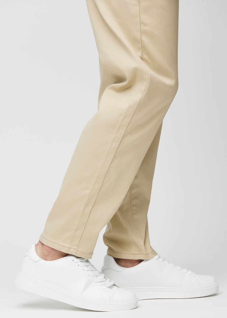 Anklerne på en model, så man kan se, hvor løst jeansene sidder.