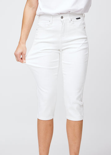 Model strækker caprisene ved låret for at vise det bløde og fleksible stretch.