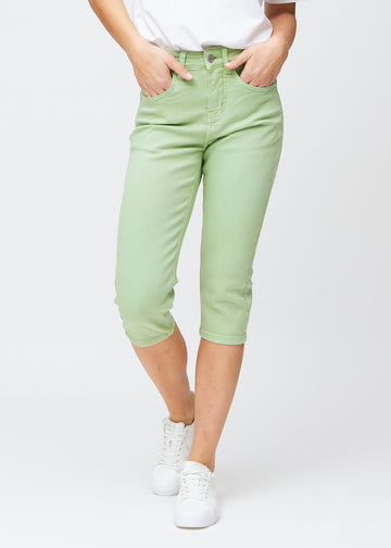 Lysegrønne slim capris, farve Mints, med tætsiddende pasform der former benene og slutter lige under knæet – set forfra.