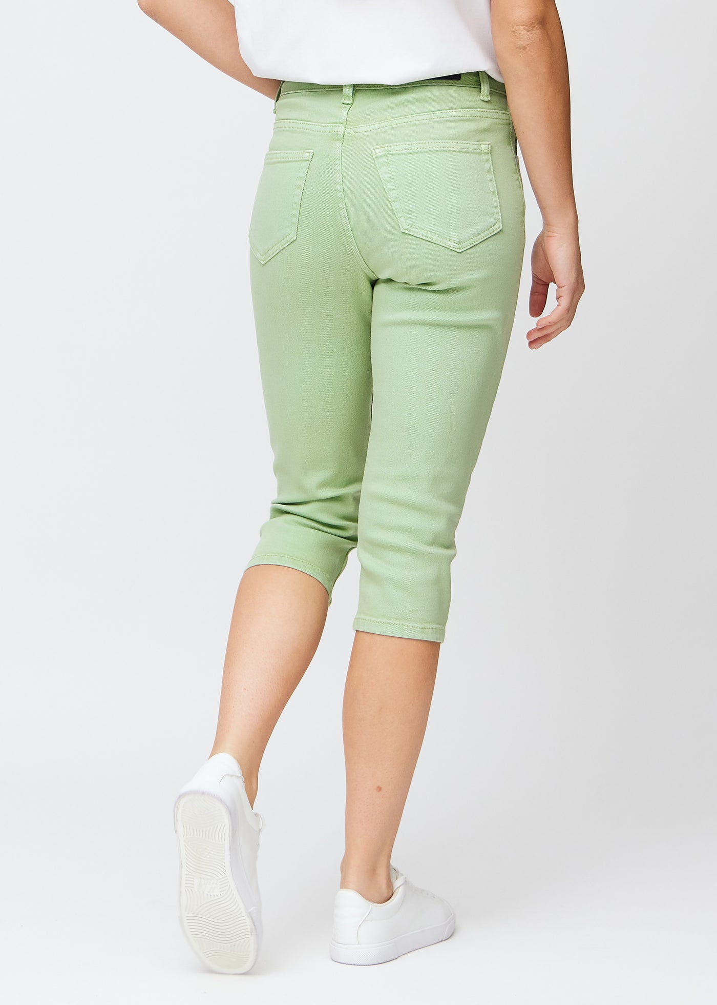 Lysegrønne slim capris set bagfra – hele produktet vises på modellen med fokus på pasform og længde.