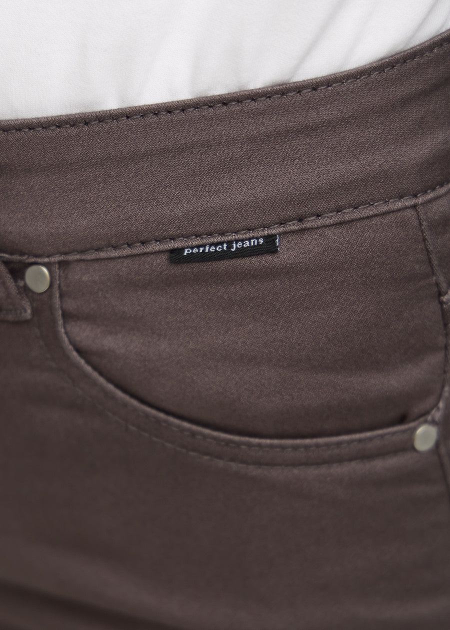 Forlommen på et par gråbrune slim jeans, hvor man kan se logoet.