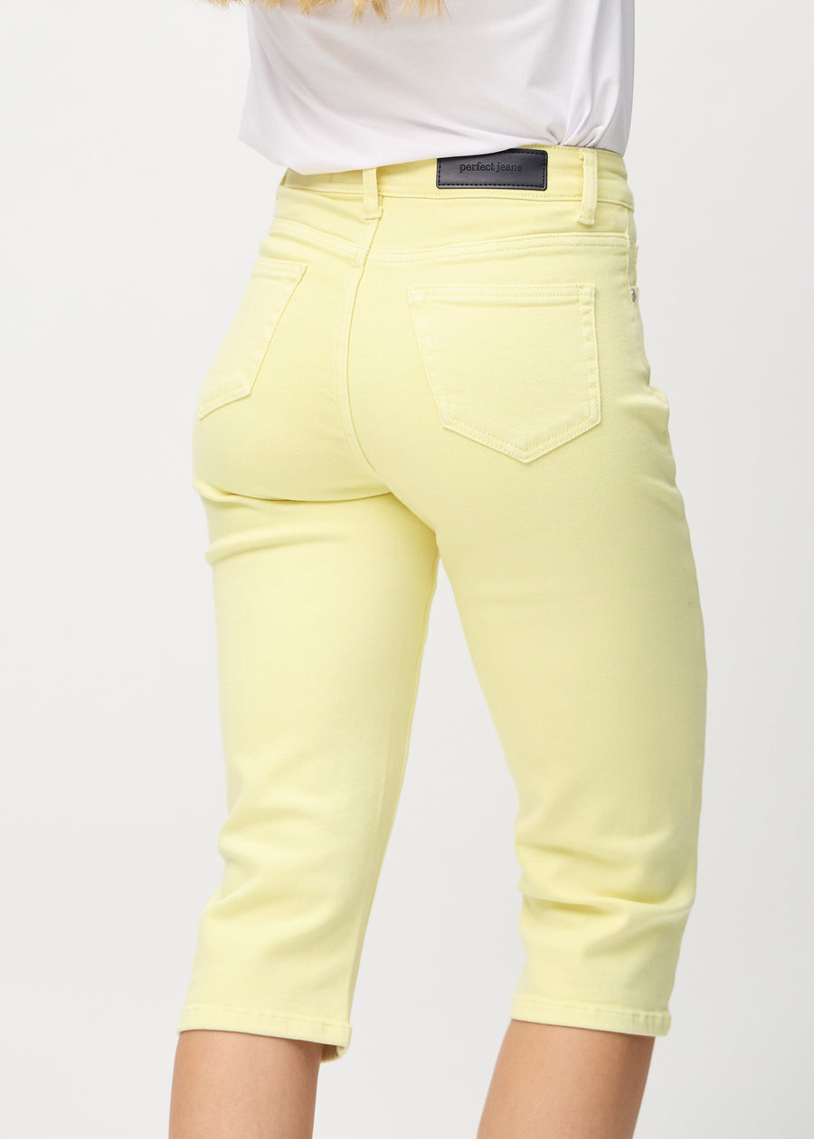 Lysegule regular capris set bagfra tæt på for at vise detaljer.