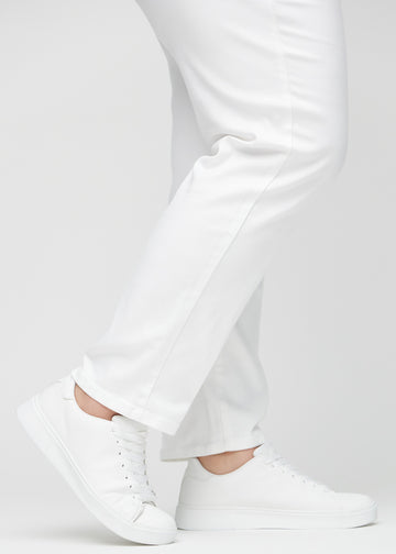 Anklerne på en plus-size model, så man kan se, hvor løst jeansene sidder.