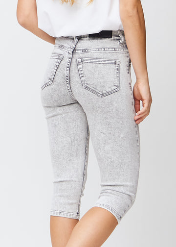 Tæt billede af de lysegrå denim slim capris bagfra, så man tydeligt kan se detaljer og lommer.