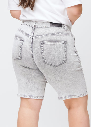 Lysegrå denim regular middle shorts set bagfra tæt på en plus-size model for at vise detaljer.