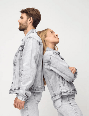 Mand og kvinde i lysegrå denim-sæt fra Perfect Jeans, med en denimjakke og denim jeans