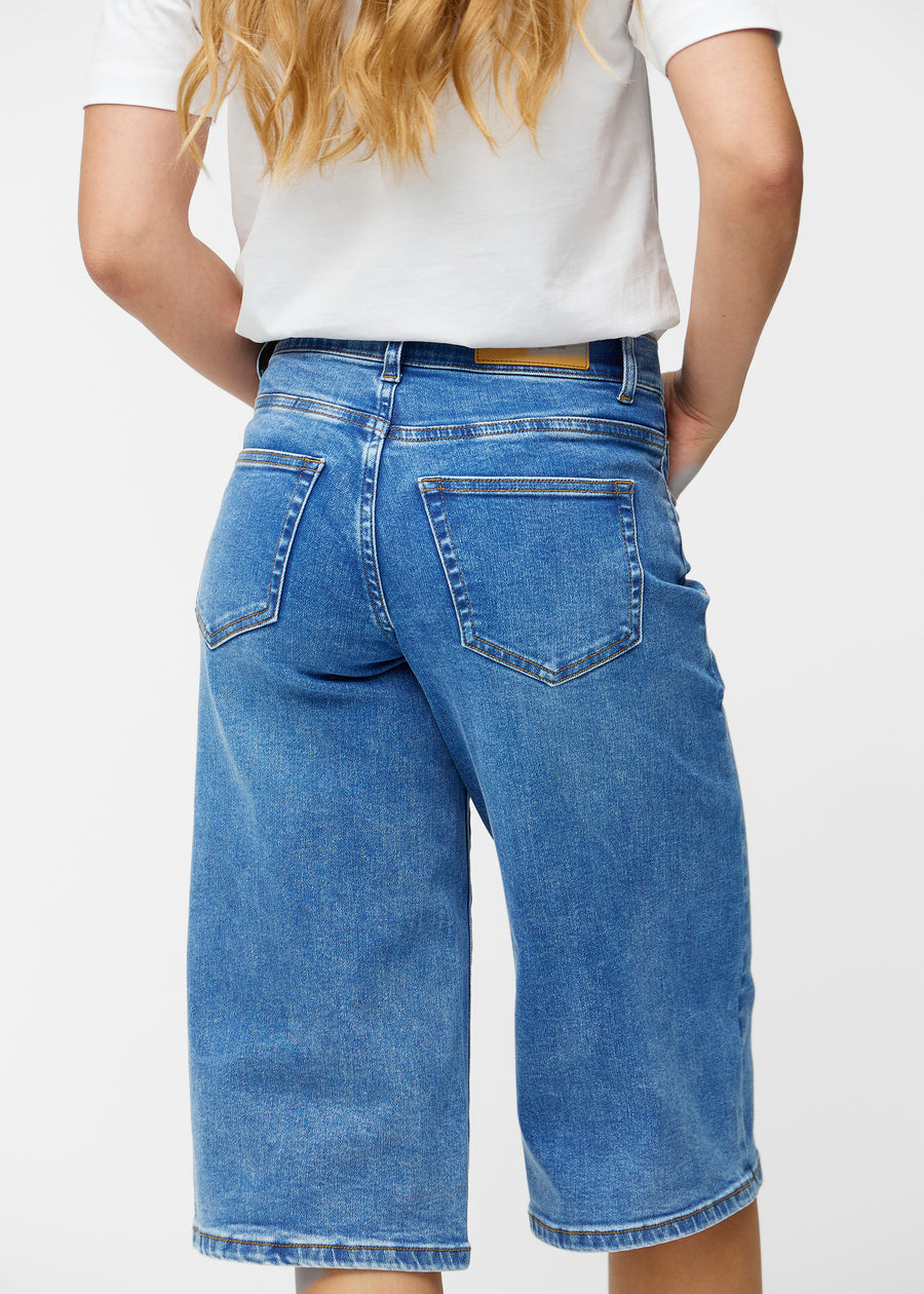 Løse, klassisk blå denim capris i farven Rivers set bagfra tæt på for at vise pasform og detaljer.