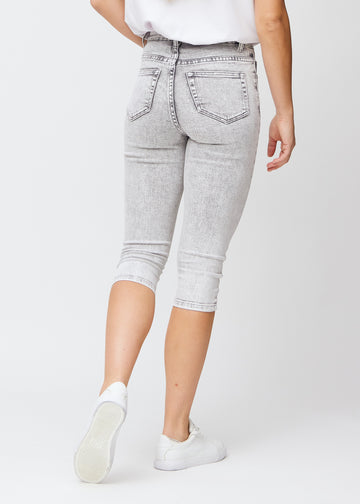 Lysegrå denim skinny capris set bagfra, så man kan se hele produktet.