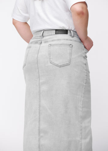 Lang, lysegrå denimnederdel i farven Ashes set bagfra tæt på på plus-size model for at vise pasform og detaljer.