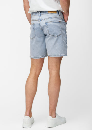 Light blue denim shorts for men in the colour Waves seen from the back, showing the length just above the knee and the fit.