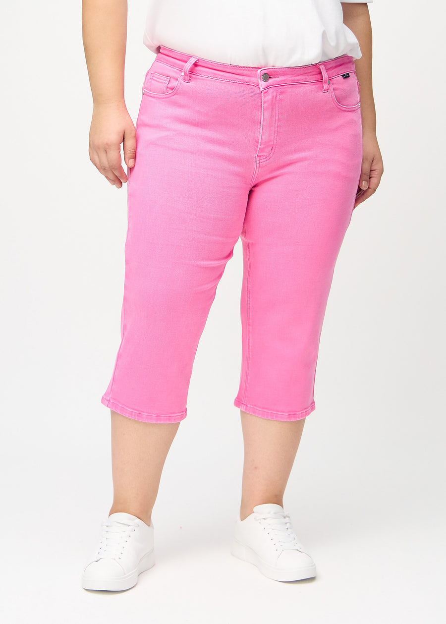 Light pink regular capris, model name Flamingos, with a straight leg on a plus-size model, seen from the front.
