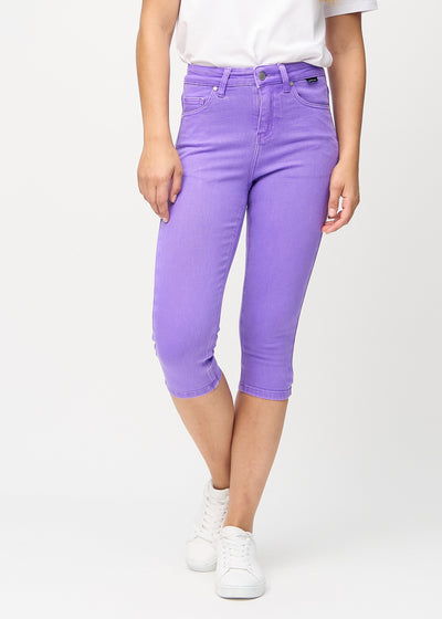 Purple skinny capris, model name Lavenders, with a close fit on the leg, seen from the front.