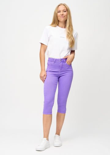 Skinny capris for women in pastel purple fabric, color Lavenders. Full-length view of a model wearing the capris.