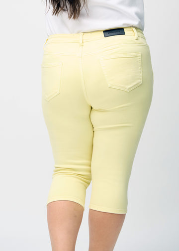  Light yellow skinny capris, close back view on a plus-size model to show details.