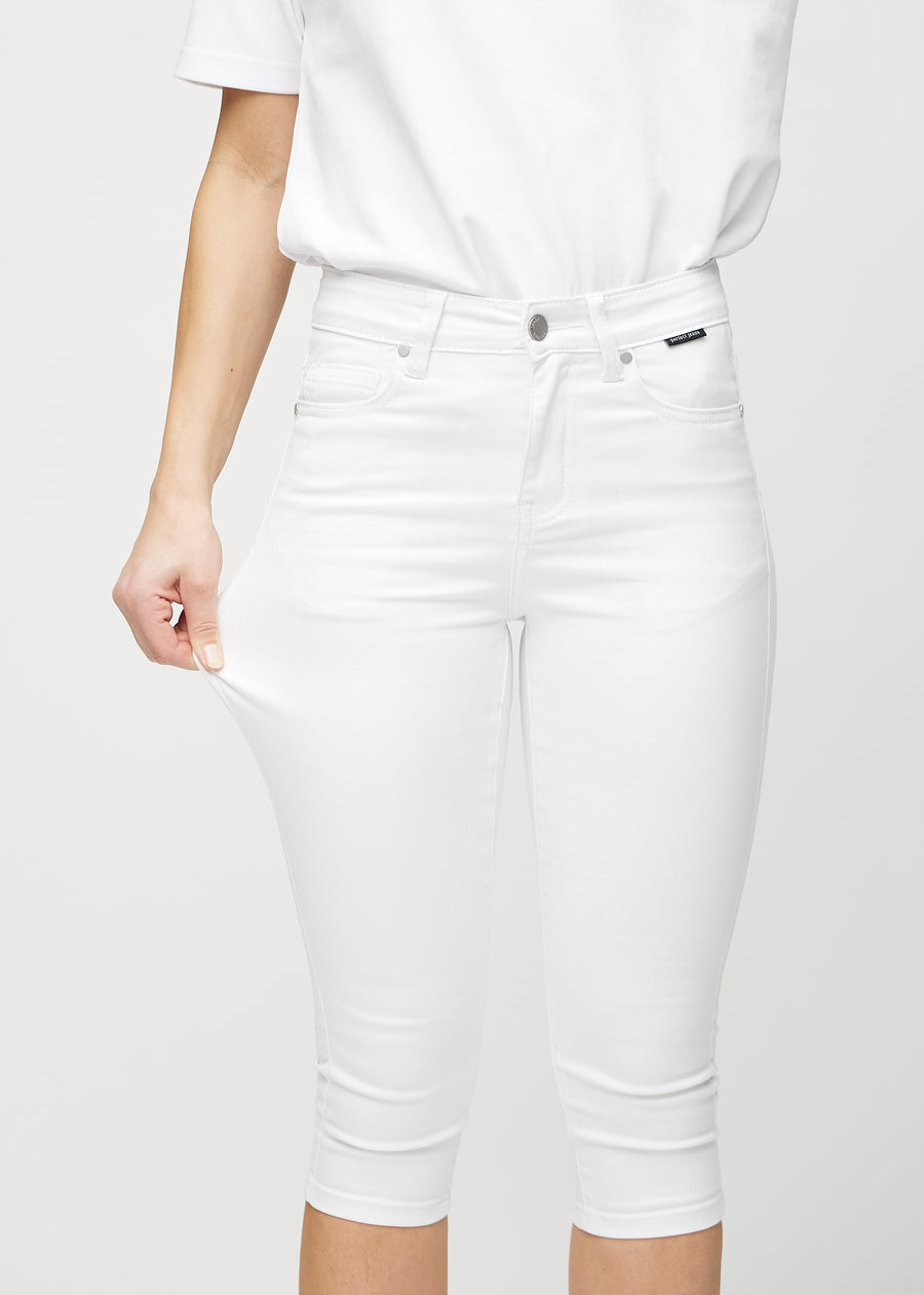 The model stretches the capris at the thigh to show the stretch.