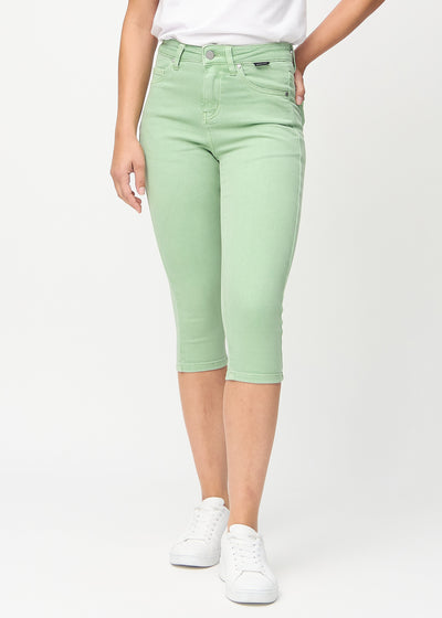 Light green skinny capris, model name Mints, which fit closely to the leg, seen from the front.