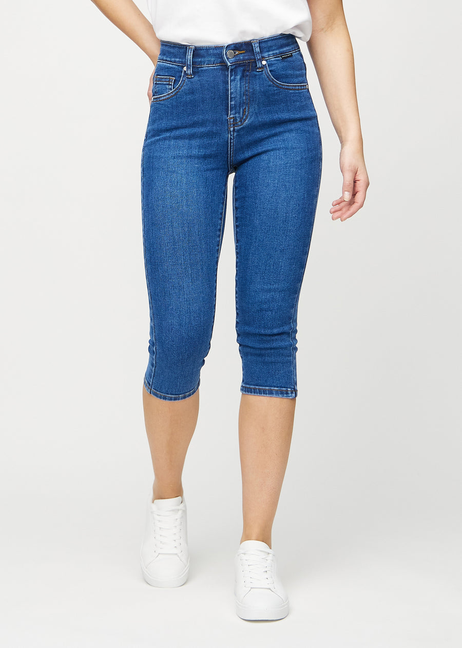 Dark denim skinny capris, model name Oceans, which fit close to the leg and end just below the knee, seen from the front.
