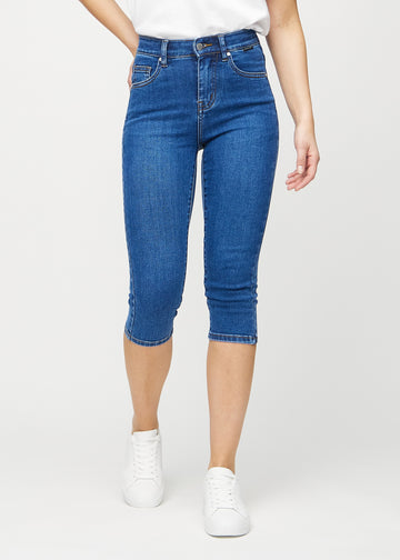 Dark denim skinny capris, model name Oceans, which fit close to the leg and end just below the knee, seen from the front.