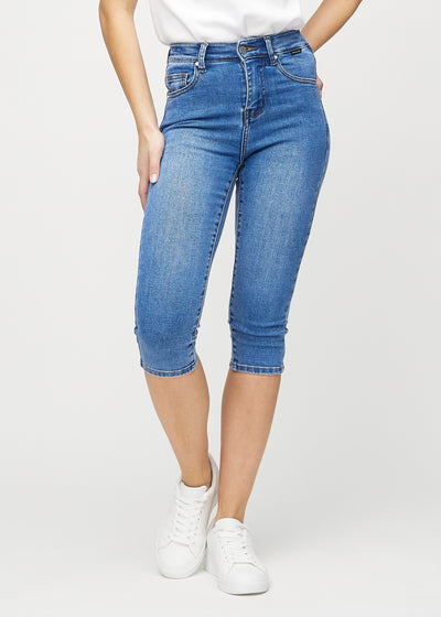 Denim skinny capris, model name Rivers, which fit closely to the leg and end just below the knee, seen from the front.