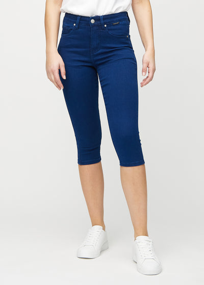 Dark blue skinny capris, model name Royals, which fit closely to the leg and end just below the knee, seen from the front.