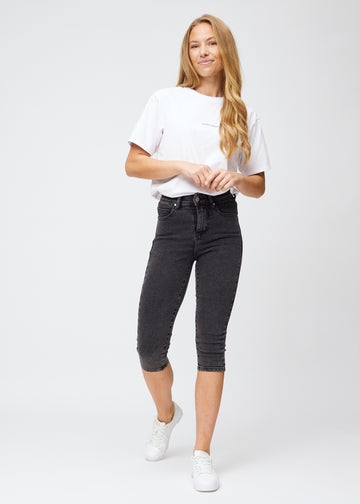  Full image of model in dark grey denim skinny capris.