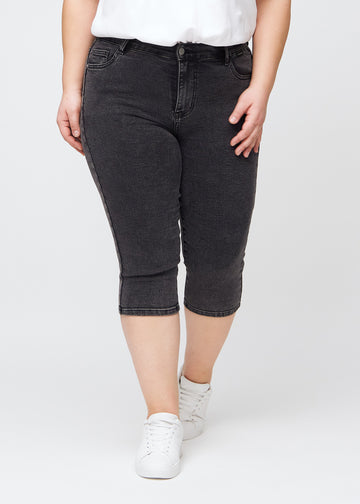 Woman in dark grey skinny capris