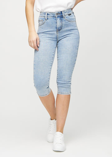 Light denim skinny capris, model name Waves, which fit closely to the leg and end just below the knee, viewed from the front.