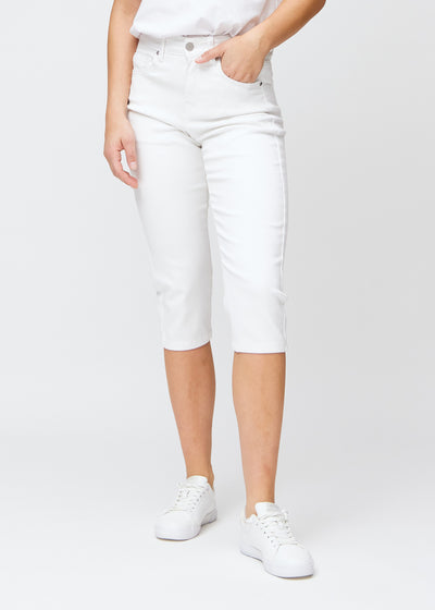White slim capris, colour Marguerites, with a tight fit that shapes the legs and ends just below the knee, seen from the front.