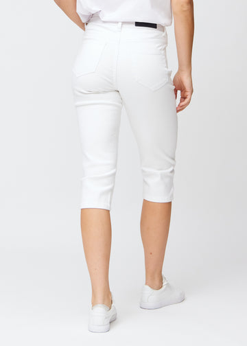 White slim capris seen from the back, the full product is shown on the model with focus on fit and length.