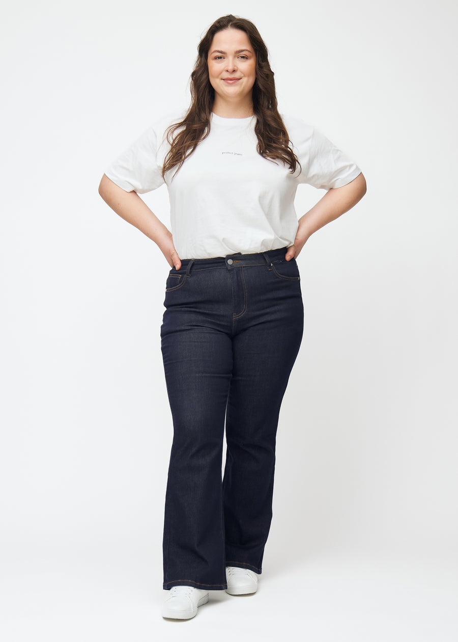 Full image of a plus-size model in deep dark blue denim jeans for women in the color Midnights with a bootcut fit.