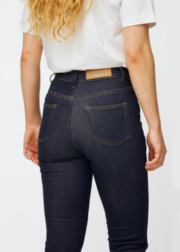 Deep dark blue denim jeans for women in the color Midnights seen from the back in close-up to show fit and details.