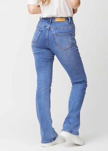 Blå mid-rise bootcut jeans i denimfarven Rivers set bagfra, så man kan se hele produktet.