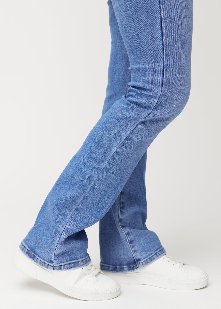 Anklerne på en model, så man kan se jeansenes lette svaj forneden.  