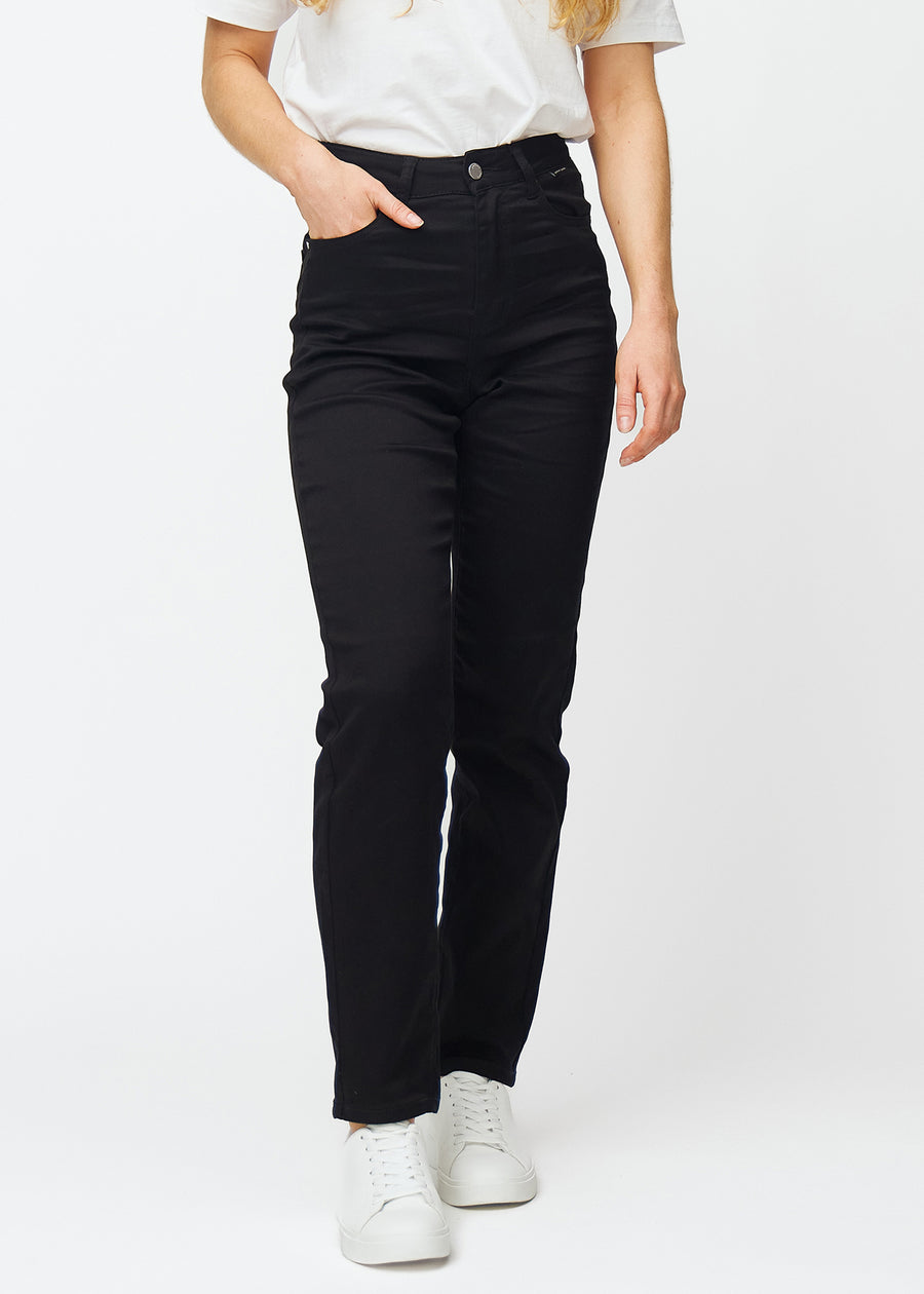 Black high-waisted regular jeans, model name Ravens, which is a straight leg jeans with a straight fit from the hips down, seen from the front.