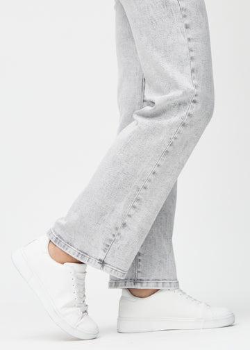 The ankles of a model, so you can see how loosely the jeans fit.