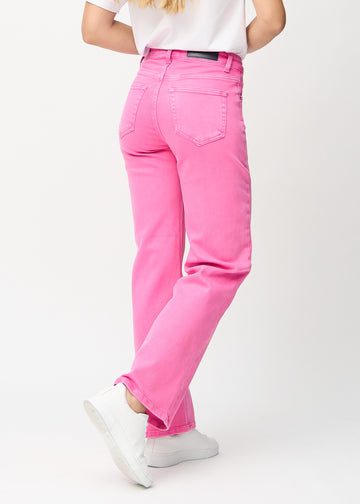 Loose jeans for women in light pink, color Flamingos. Back view on a model, showing the overall relaxed fit.
