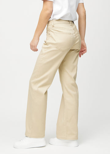 Loose jeans for women in beige, color Gazelles. Side view on a model, showing the loose fit.
