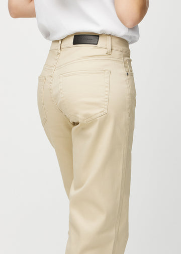 Loose jeans for women in beige, color Gazelles. Close-up from behind on a model, showing the fit and details.