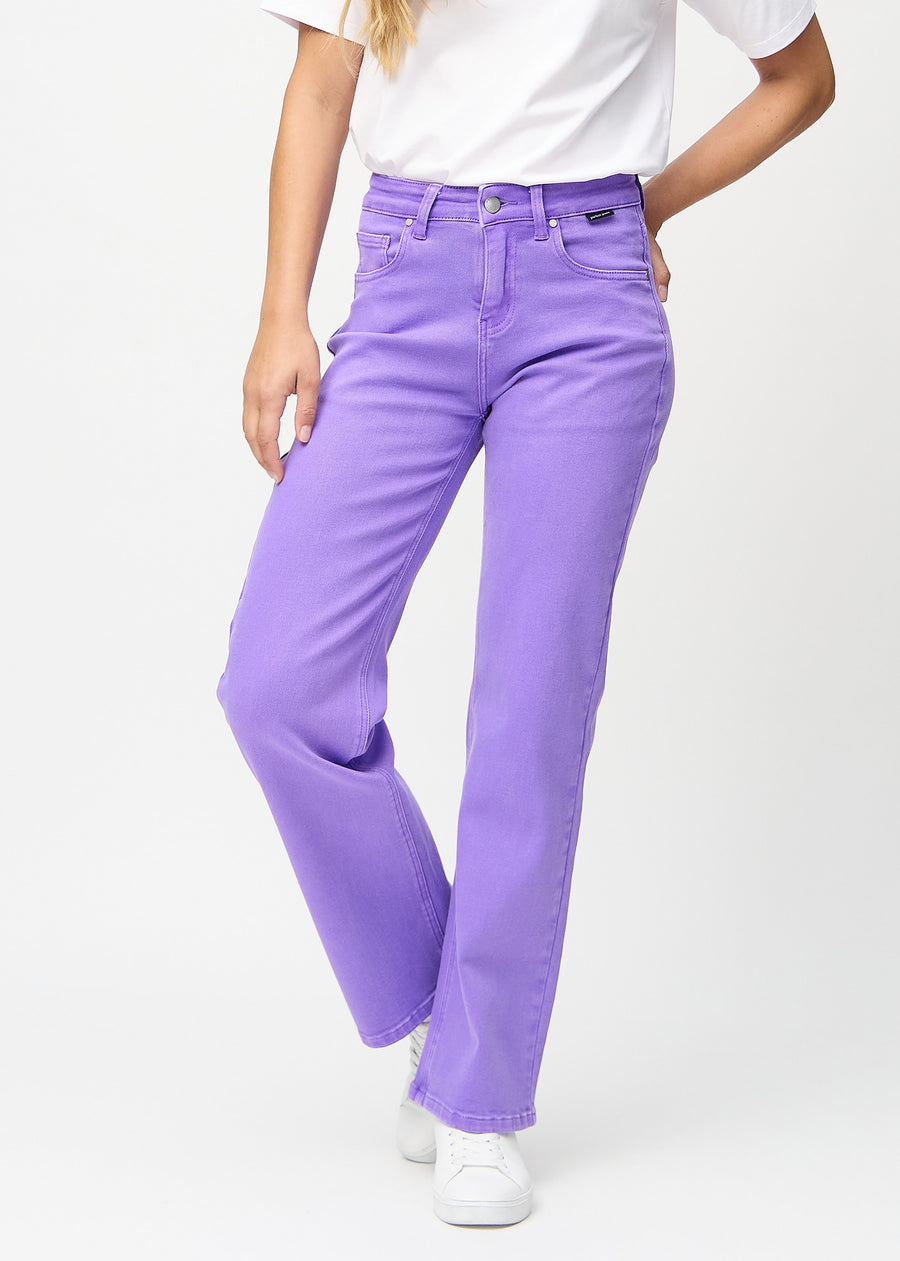 Loose jeans for women in purple, color Lavenders. Front view on a model, showing the roomy, wide-leg fit.