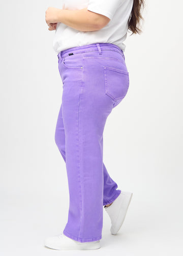 Loose jeans for women in purple, color Lavenders. Side view on a plus-size model, showing the loose fit.