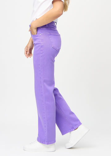 Loose jeans for women in purple, color Lavenders. Side view on a model, showing the loose fit.