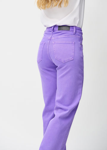 Loose jeans for women in purple, color Lavenders. Close-up from behind on a model, showing the fit and details.