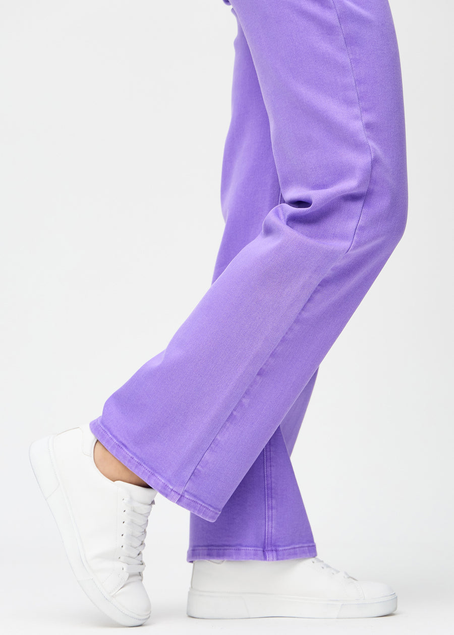 Loose jeans for women in purple, color Lavenders. Close-up at the ankles on a model, showing the wide leg openings.