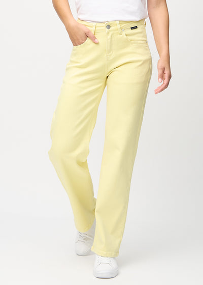Light yellow loose jeans, model name Lemonades, which have a loose fit with plenty of width in the legs, seen from the front.