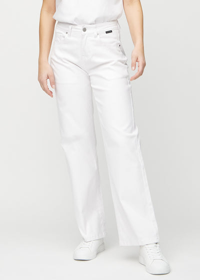 White loose jeans, model name Marguerites, which have a loose fit with plenty of width in the legs, seen from the front.