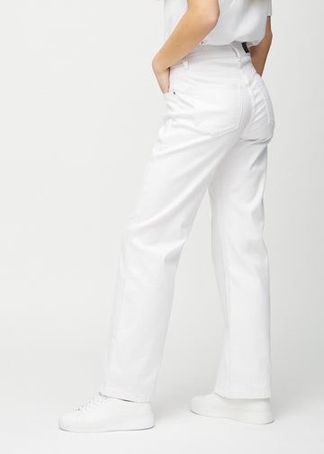 White loose jeans seen from the side on a model.