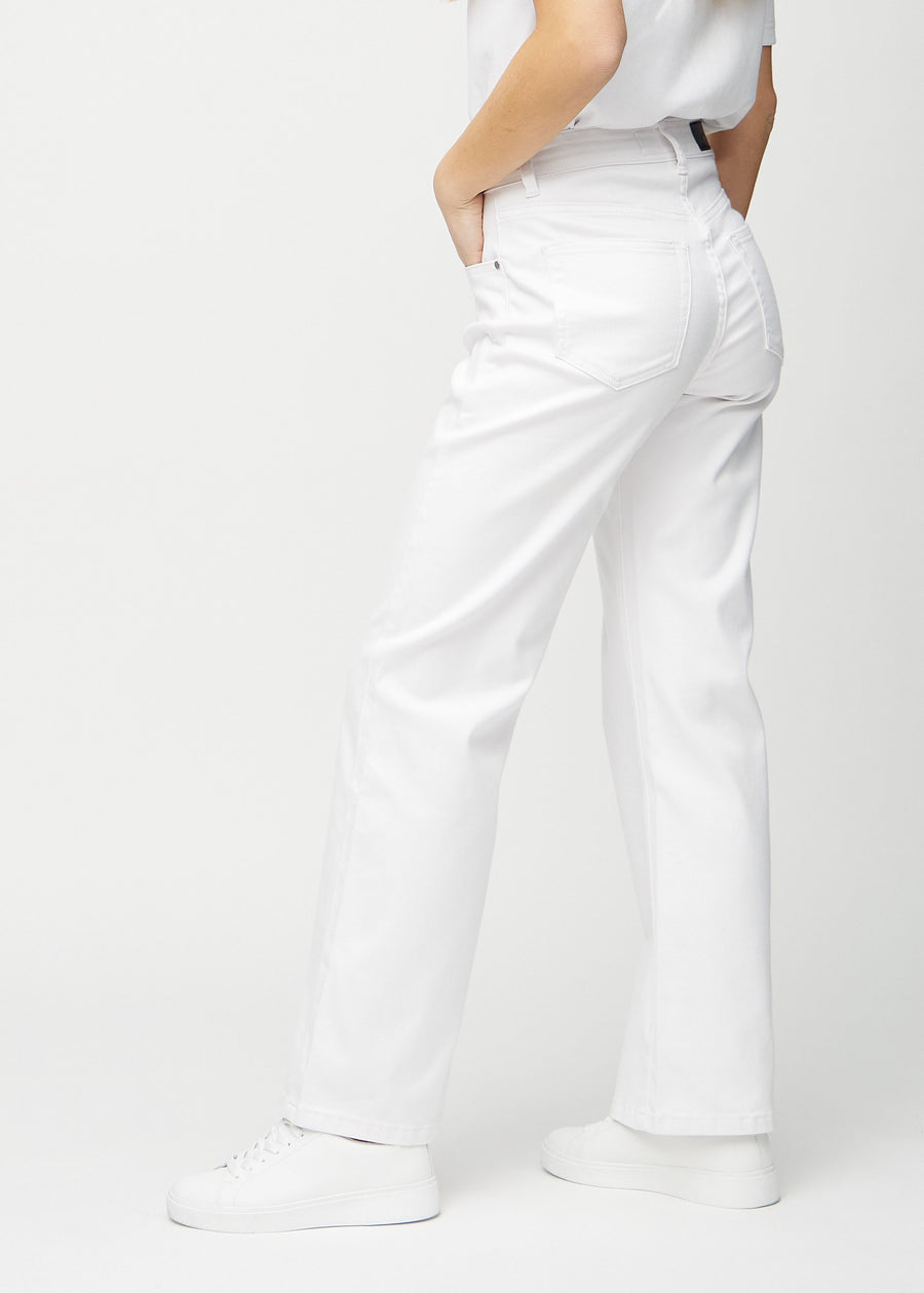 White loose jeans seen from the side on a model.
