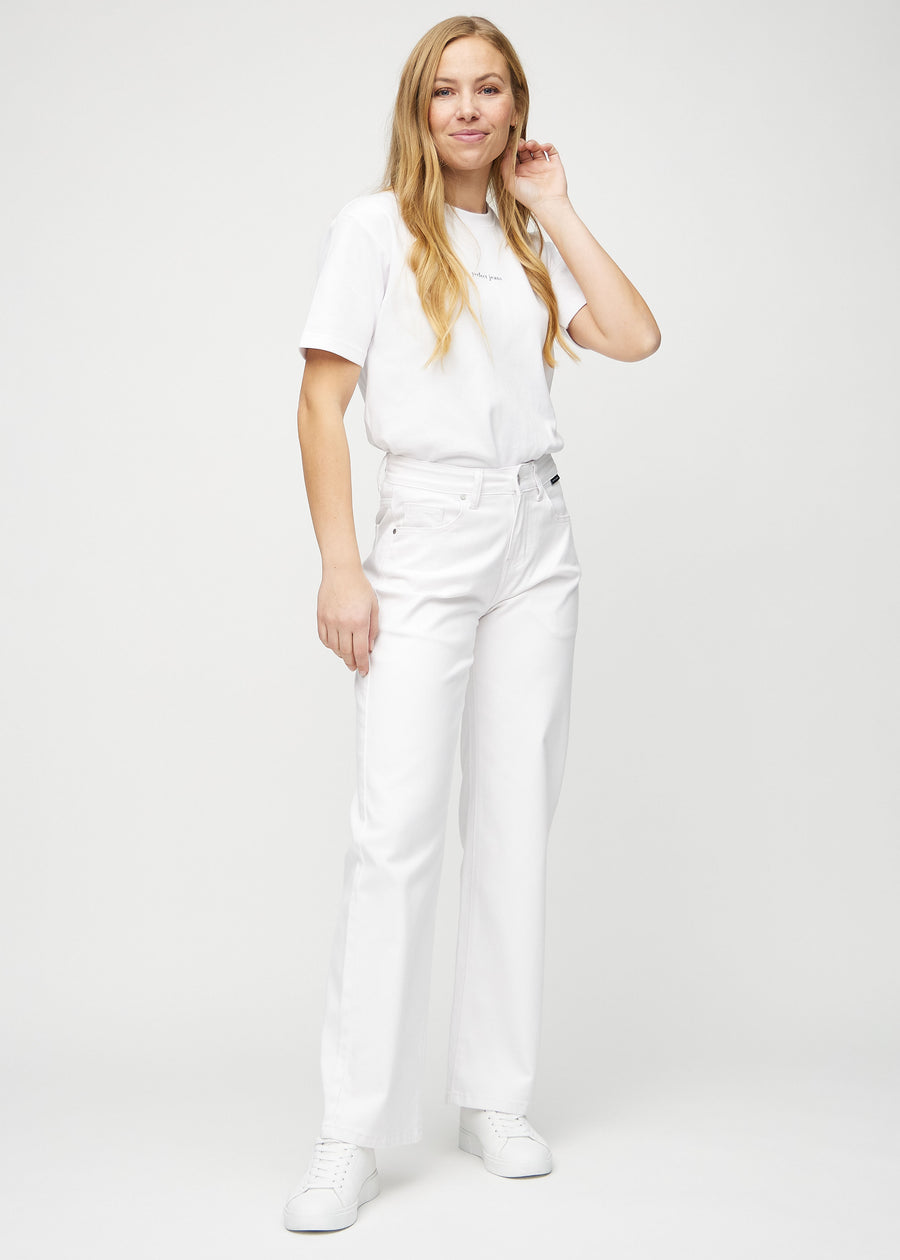Full image of a model in white loose jeans.