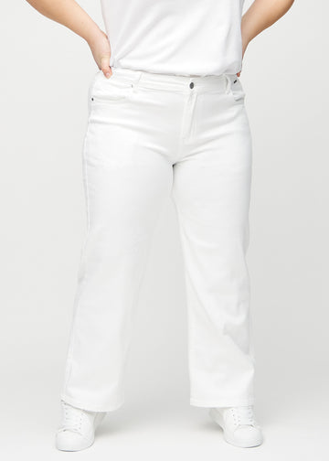White loose jeans, model name Marguerites, which have a loose fit with plenty of width in the legs on a plus-size model, seen from the front.